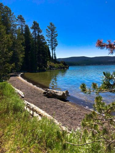 Paulina Lake Loop Hike